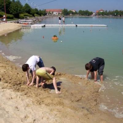 Après les épreuves, c'est la détente et la plage du plan d'eau de Noeux, est excellente pour les activités de sable.