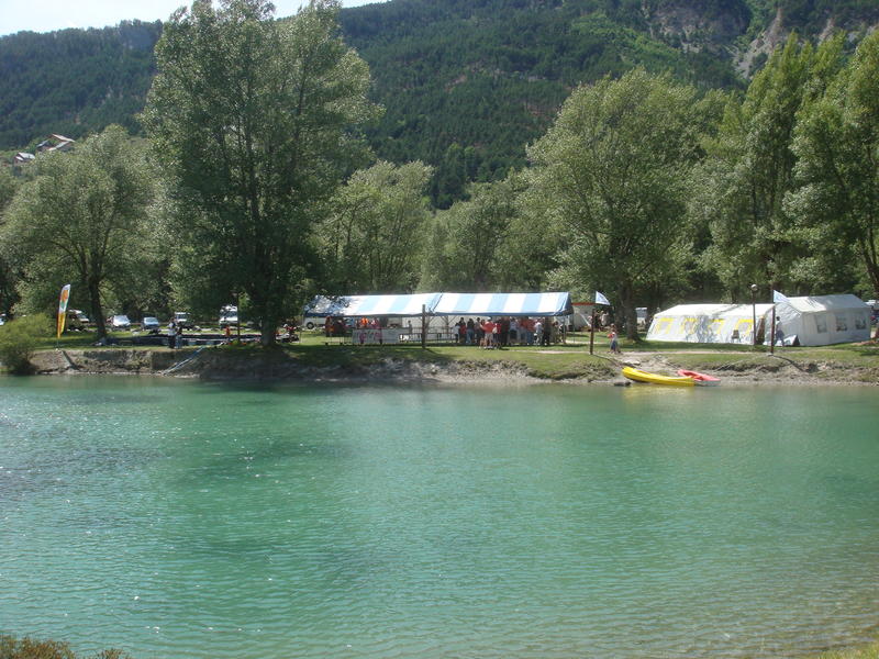 Une partie de la zone concours vue de l'autre côte du lac.