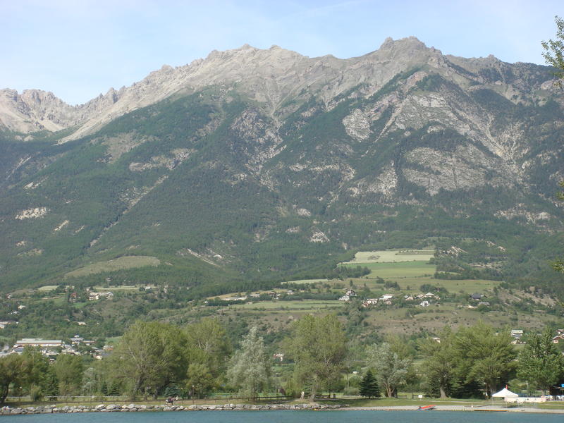 Mont Dauphin vu du lac.